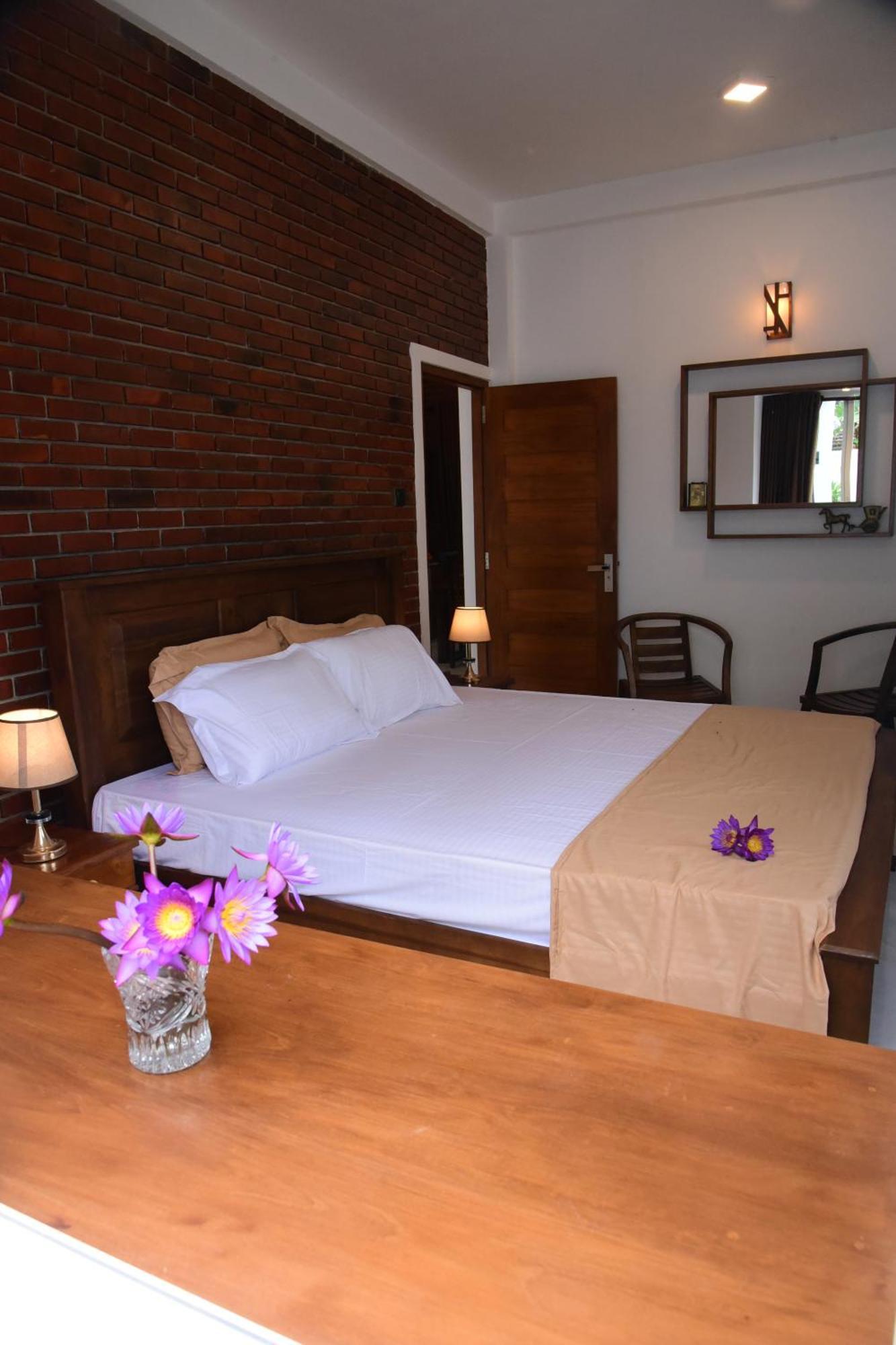 Ocean Ripples Hotel Хикадува Екстериор снимка