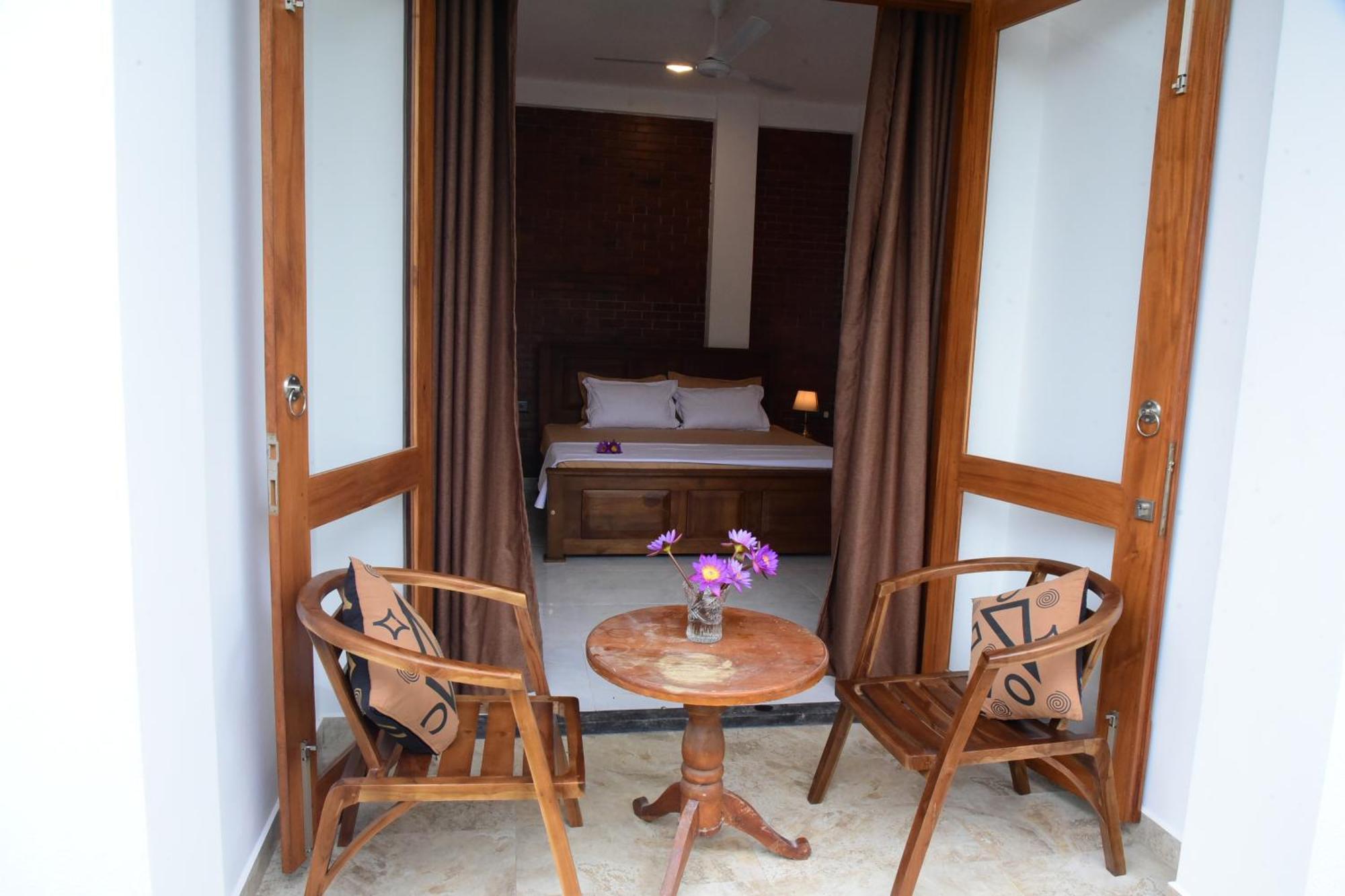 Ocean Ripples Hotel Хикадува Екстериор снимка
