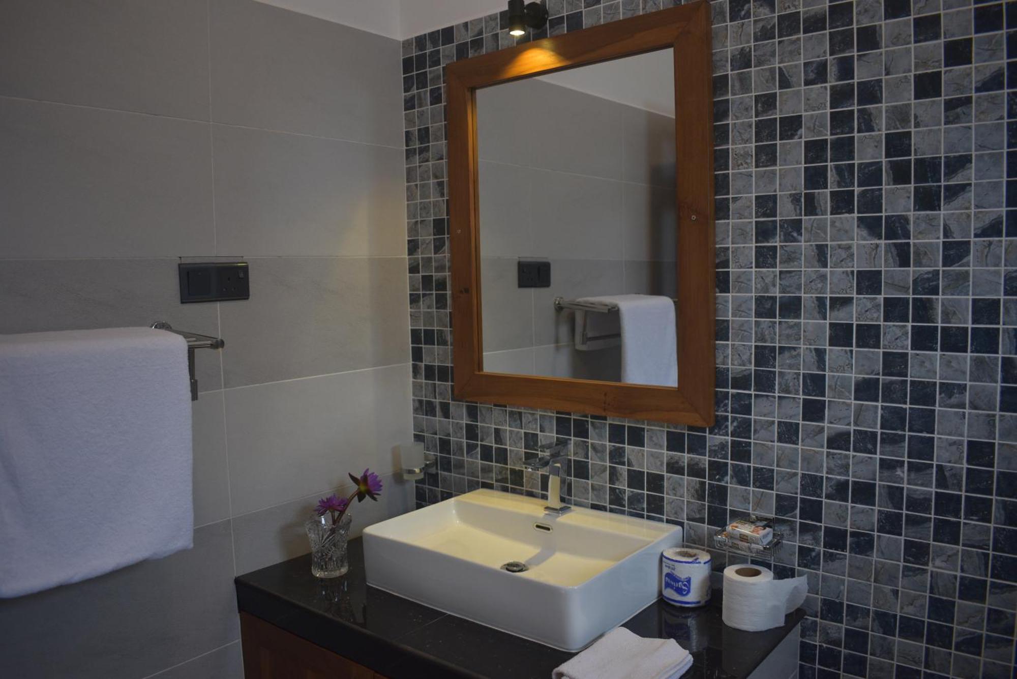 Ocean Ripples Hotel Хикадува Екстериор снимка