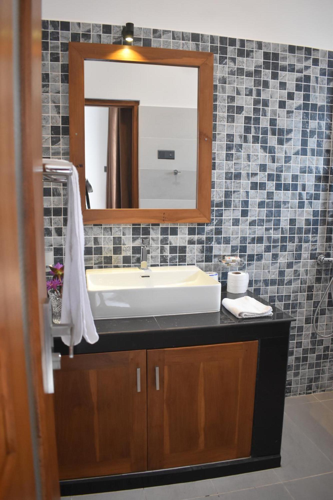 Ocean Ripples Hotel Хикадува Екстериор снимка