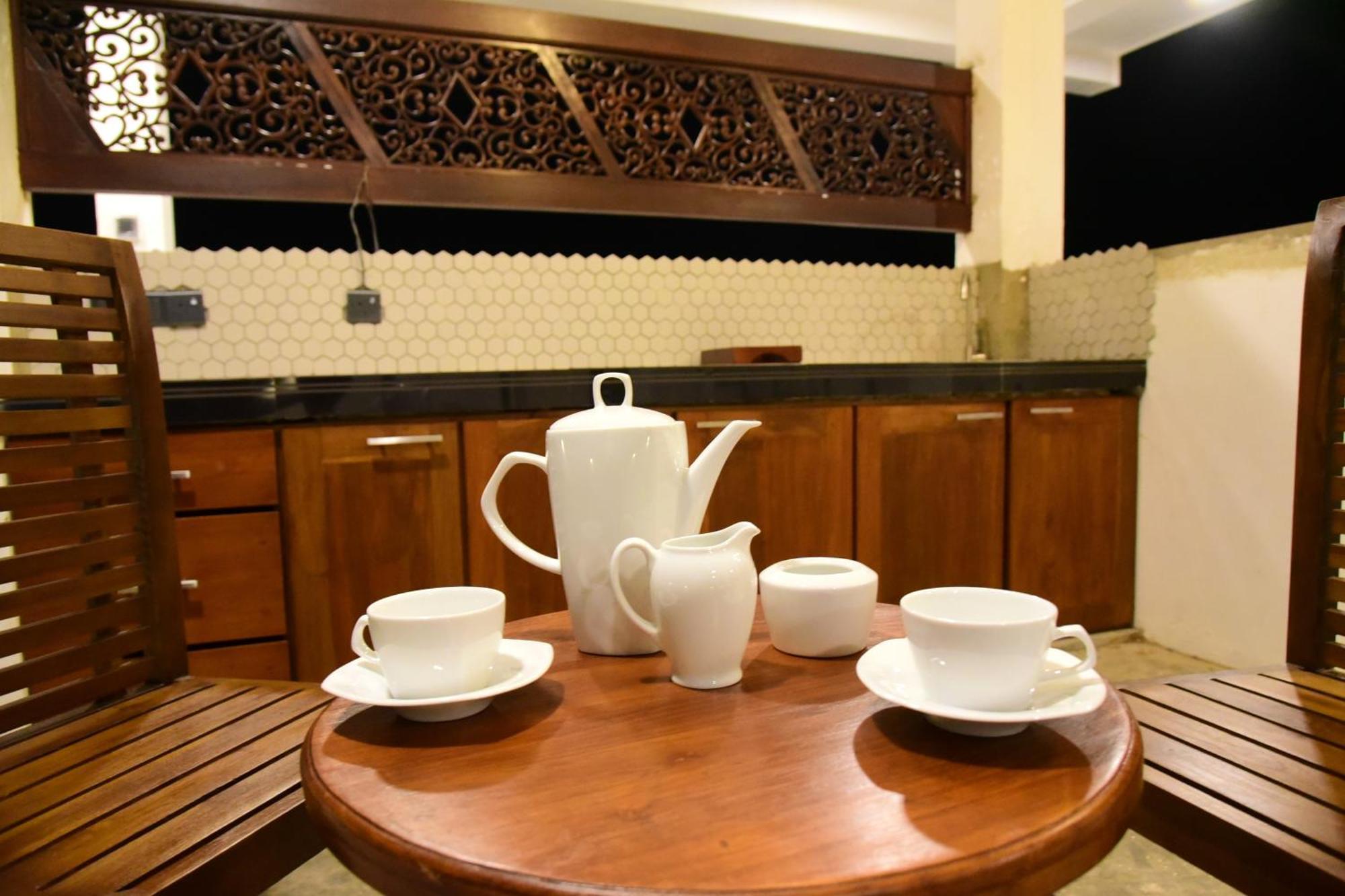 Ocean Ripples Hotel Хикадува Екстериор снимка