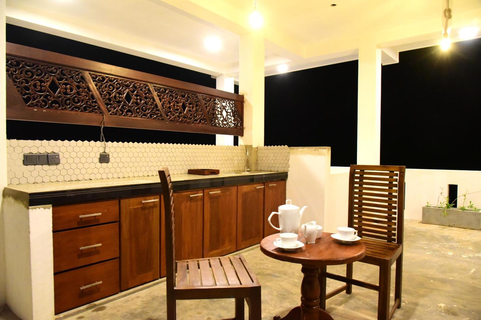 Ocean Ripples Hotel Хикадува Екстериор снимка