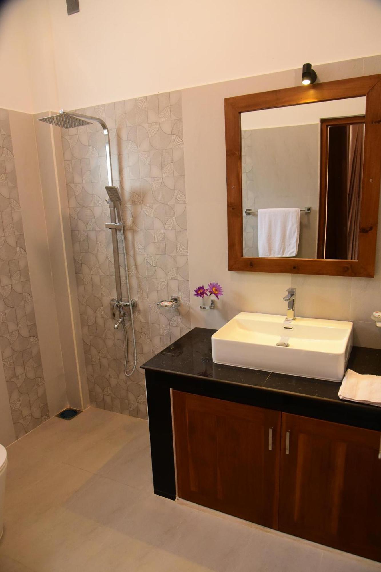 Ocean Ripples Hotel Хикадува Екстериор снимка