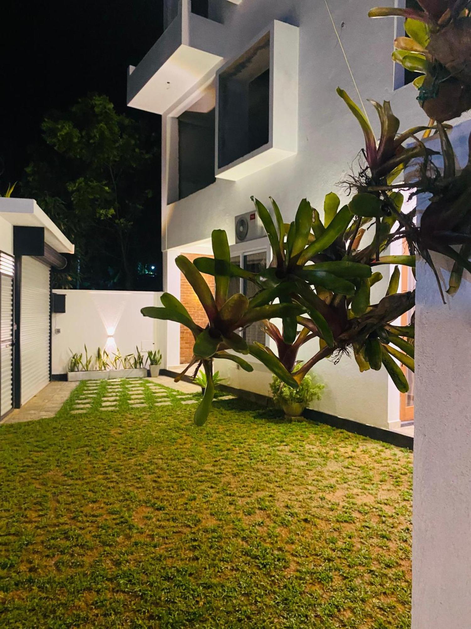 Ocean Ripples Hotel Хикадува Екстериор снимка
